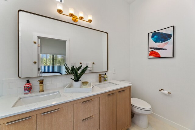 5809 Toscana Ave, Austin, TX 78724 - bathroom featuring tasteful backsplash, double vanity, toilet, and baseboards