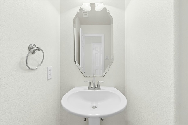 20700 Windmill Ridge St, Pflugerville, TX 78660 - bathroom featuring a sink and a textured wall