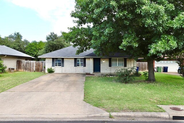 618 Bentwood Dr, Leander, TX 78641 - single story home with a front yard, fence, and brick siding