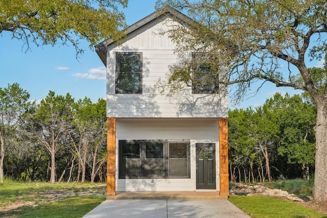 view of front of home with driveway