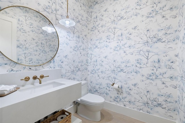 5805 Twin Peaks Trce, Austin, TX 78738 - half bathroom with wallpapered walls and toilet