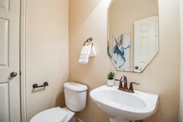 4004 Buckhaven Cv, Cedar Park, TX 78613 - half bathroom featuring toilet and a sink