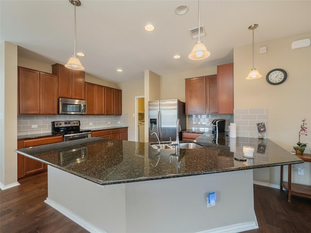 705 Estes Park, Taylor, TX 76574 - kitchen featuring appliances with stainless steel finishes, dark wood-style flooring, a peninsula, backsplash, and recessed lighting
