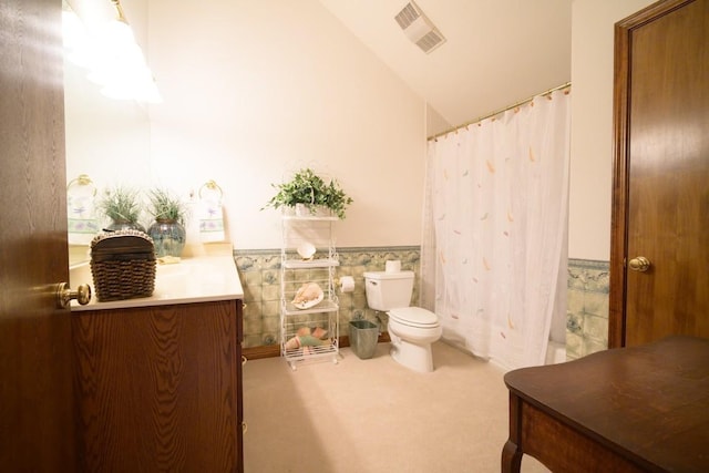 22207 Moulin Dr, Spicewood, TX 78669 - full bathroom with wainscoting, toilet, curtained shower, vaulted ceiling, and visible vents