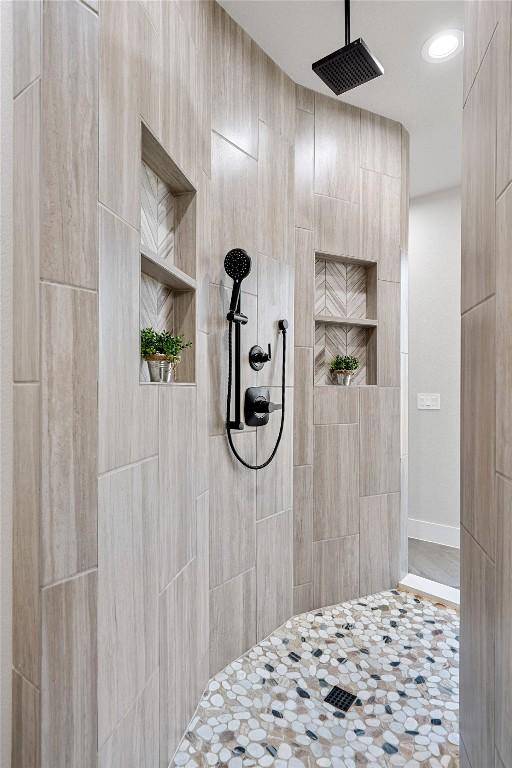 122 Liberty Bell Ln, Fischer, TX 78623 - bathroom with tiled shower