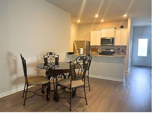 dining area with recessed lighting, baseboards, and dark wood-style floors