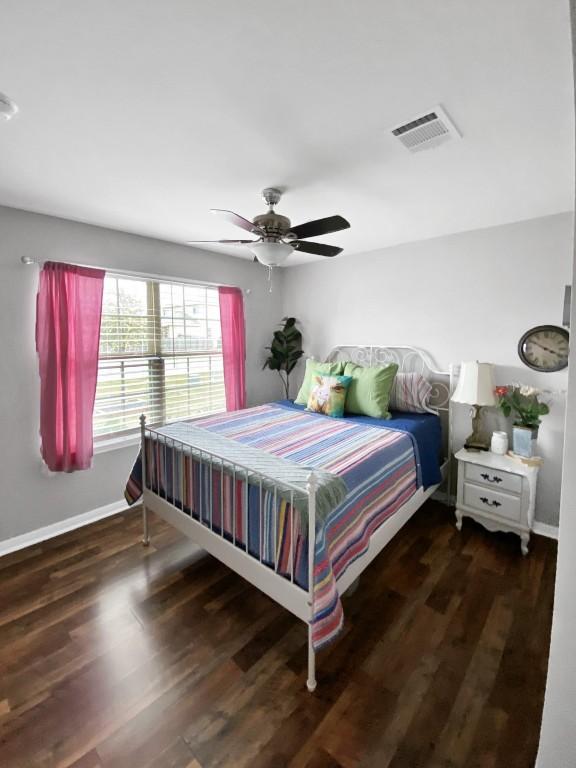 180 Sunshine Ln, Kyle, TX 78640 - bedroom featuring baseboards, visible vents, and wood finished floors