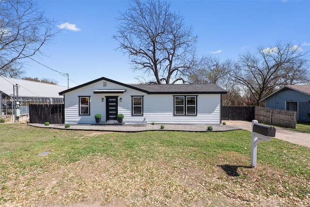 view of front of home featuring a front yard and fence