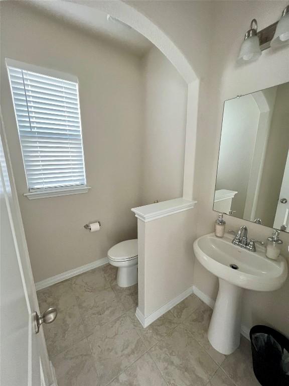 4413 Shady Hill Ln, Pflugerville, TX 78660 - bathroom featuring toilet, a sink, baseboards, and tile patterned floors