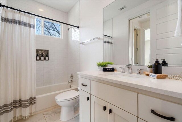 1126 Linden St Unit 1, Austin, TX 78702 - full bathroom featuring vanity, toilet, and shower / tub combo with curtain