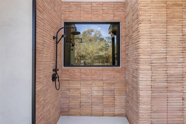 bathroom featuring tiled shower