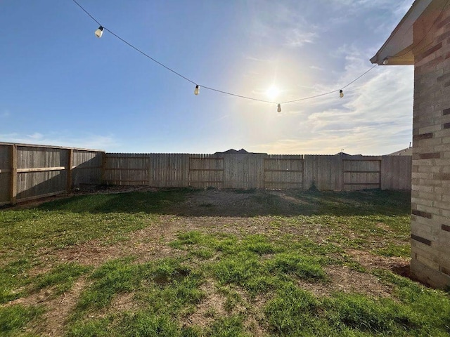 2905 Lago Costa Dr, La Marque, TX 77568 - view of yard featuring a fenced backyard