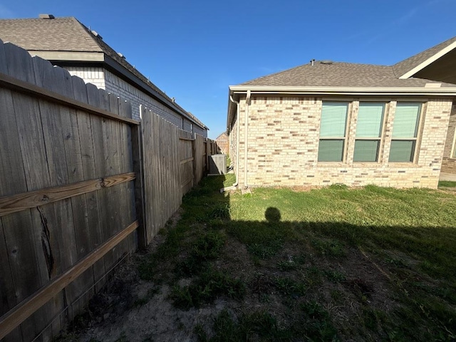2905 Lago Costa Dr, La Marque, TX 77568 - view of yard with fence