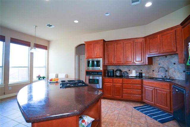 11608 Spicewood Pkwy Unit 38, Austin, TX 78750 - kitchen with stainless steel appliances, arched walkways, light tile patterned flooring, backsplash, and recessed lighting