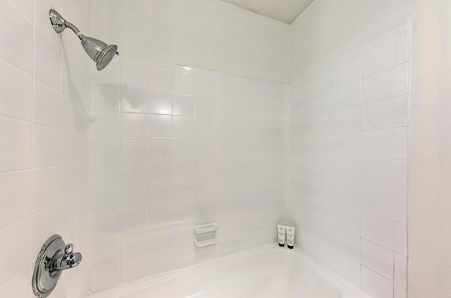 8610 Croydon Loop, Austin, TX 78748 - full bath featuring washtub / shower combination