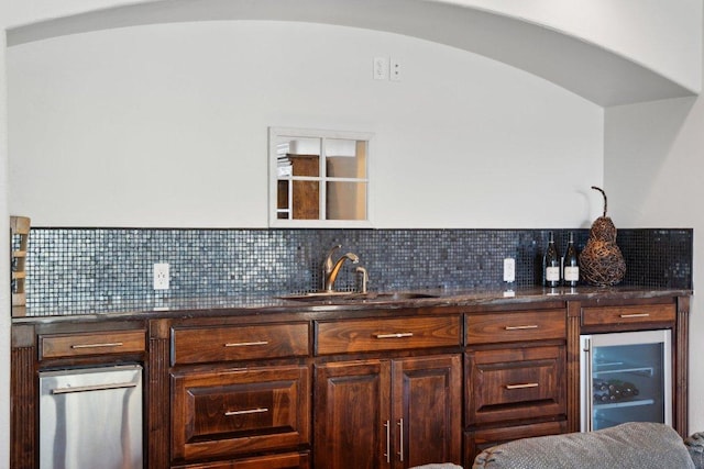 23617 Indian Divide Cv, Spicewood, TX 78669 - bar area with beverage cooler, a sink, arched walkways, and backsplash