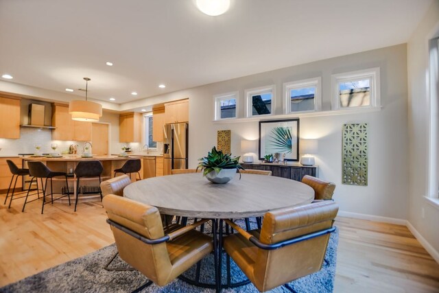 dining area featuring baseboards, plenty of natural light, recessed lighting, and light wood-style flooring