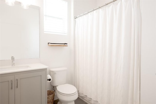 1145 Shady Ln Unit 1B, Austin, TX 78721 - full bathroom featuring vanity, toilet, and curtained shower