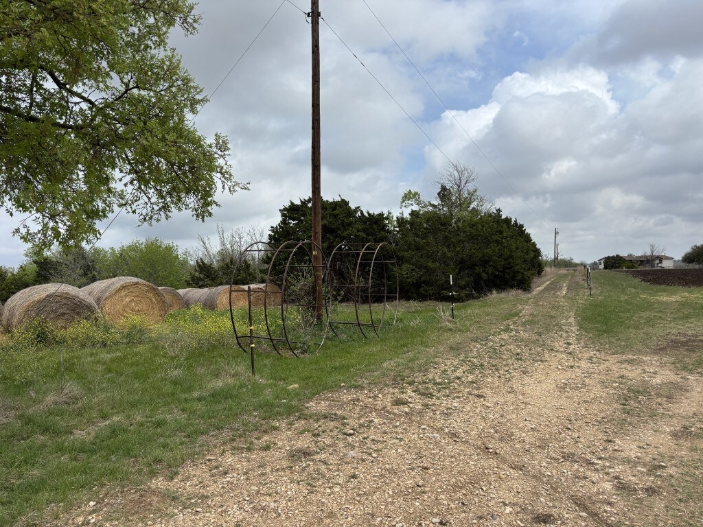1420 NE County Road 373, Taylor, TX 76574 - photo 2