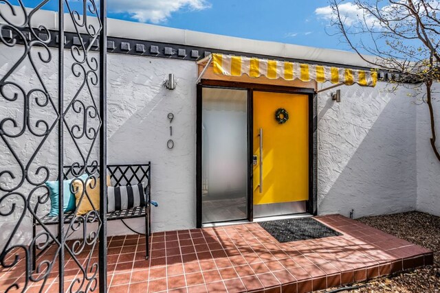 910 Old Stonehedge St, Austin, TX 78746 - entrance to property with a gate