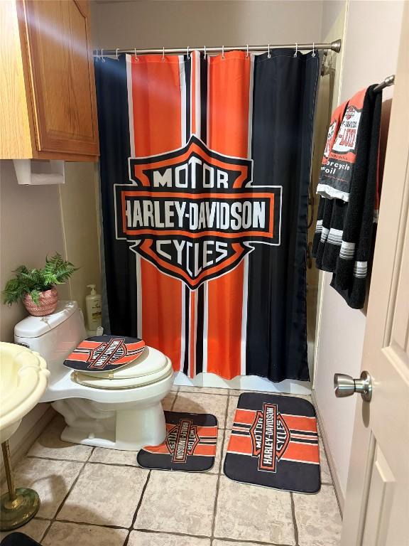 bathroom featuring toilet and a shower with shower curtain