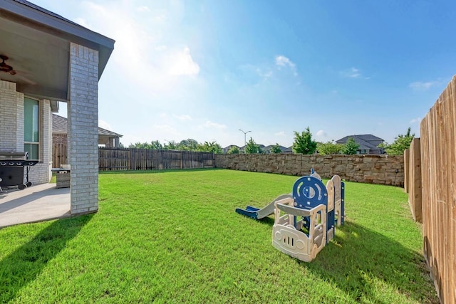 view of yard with a patio, a fenced backyard, and ceiling fan