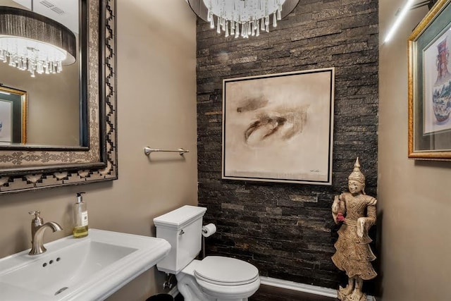 10105 Shinnecock Hills Dr, Austin, TX 78747 - half bath with toilet, a sink, and a chandelier