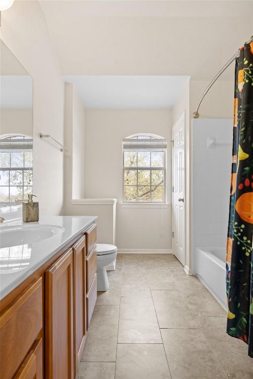 2701 Blackstone Cv, Round Rock, TX 78665 - full bath featuring vanity, healthy amount of natural light, toilet, and shower / bathtub combination with curtain