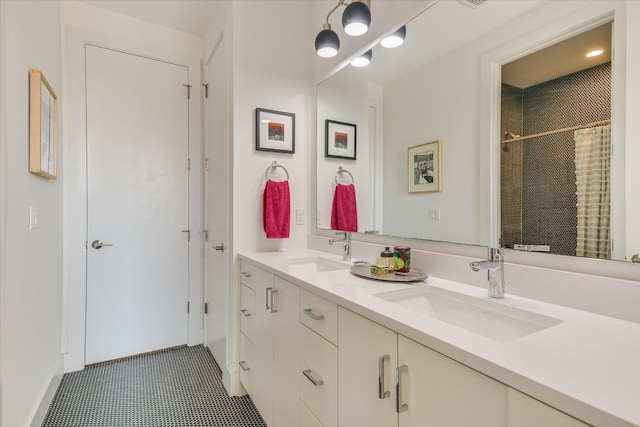 2010 Goodrich Ave Unit 8A, Austin, TX 78704 - bathroom with double vanity and a shower with curtain