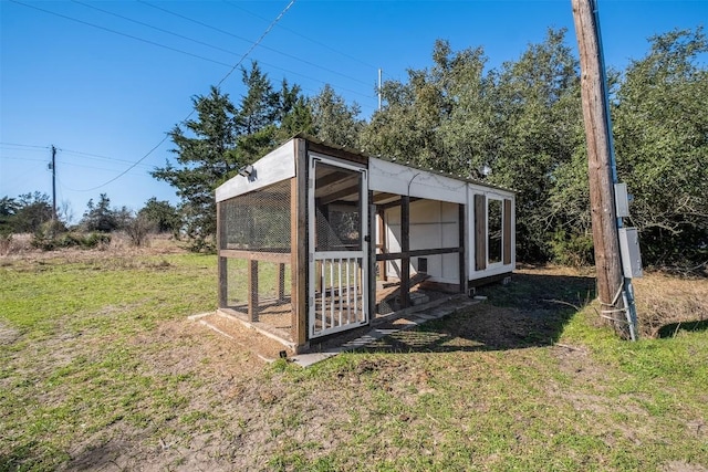 1139 E Old Hallettsville Rd, Flatonia, TX 78941 - view of poultry coop featuring a lawn