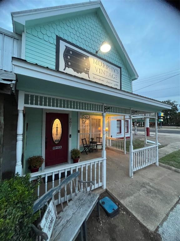 view of front facade featuring a porch