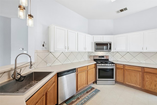 1006 Mapleridge Cir, Leander, TX 78641 - kitchen featuring appliances with stainless steel finishes, a sink, backsplash, and light countertops