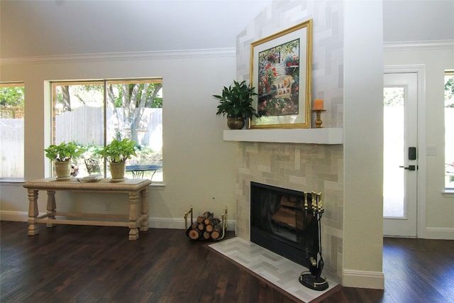 living room featuring baseboards, crown molding, and wood finished floors