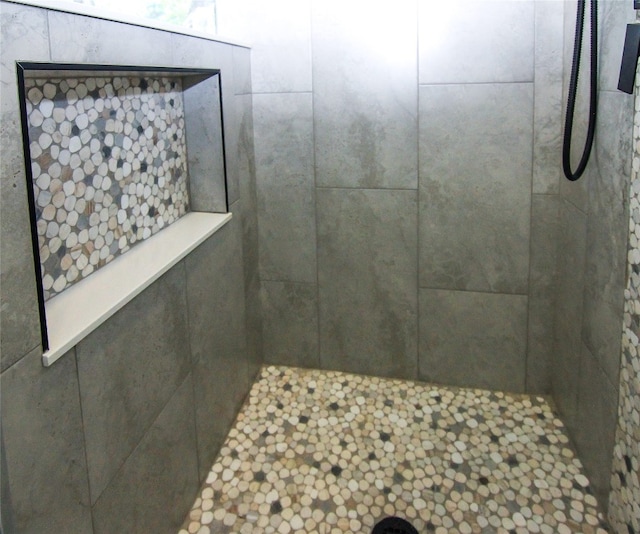 full bathroom featuring tiled shower
