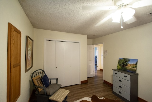 1683 Kuehler Ave, New Braunfels, TX 78130 - living area with wood finished floors, a textured ceiling, and ceiling fan
