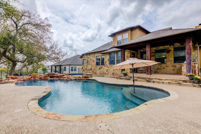 10242 Brangus Rd, Driftwood, TX 78619 - view of pool with a patio area, a ceiling fan, and a pool with connected hot tub