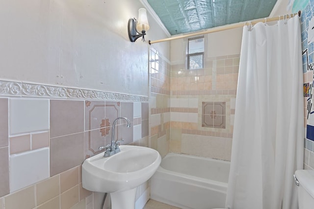 18309 Lake Oaks Dr, Jonestown, TX 78645 - full bathroom with tile walls, shower / tub combo, and toilet