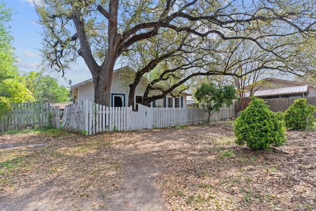 18309 Lake Oaks Dr, Jonestown, TX 78645 - view of fenced front yard