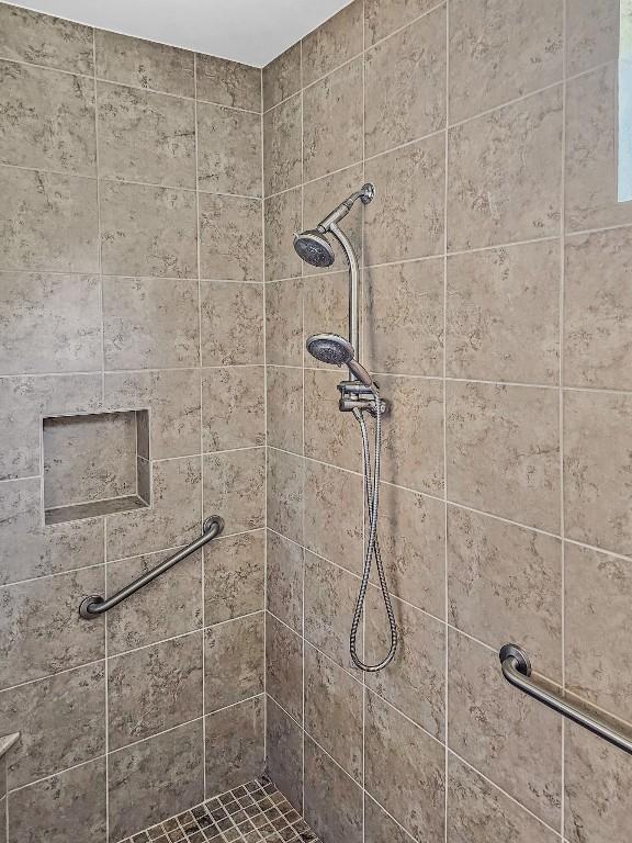 10601 Twisted Elm Dr, Austin, TX 78726 - bathroom featuring tiled shower