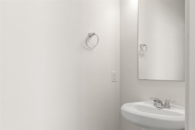 bathroom featuring a sink
