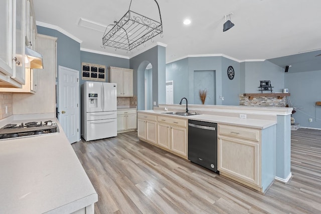 kitchen featuring white fridge with ice dispenser, light wood-style flooring, a sink, arched walkways, and dishwasher