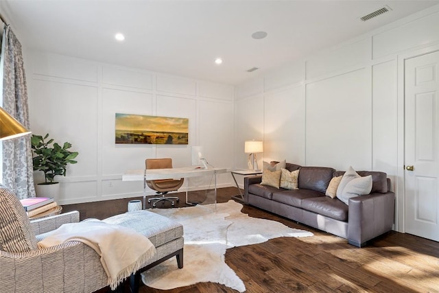 1106 Blackacre Trl, West Lake Hills, TX 78746 - living area with recessed lighting, visible vents, dark wood-style floors, and a decorative wall