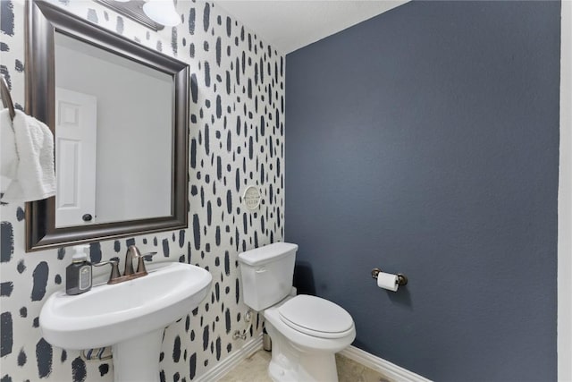 22300 Verbena Pkwy, Spicewood, TX 78669 - half bathroom featuring wallpapered walls and toilet