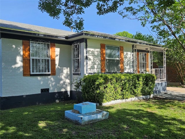 view of front of home with a front lawn