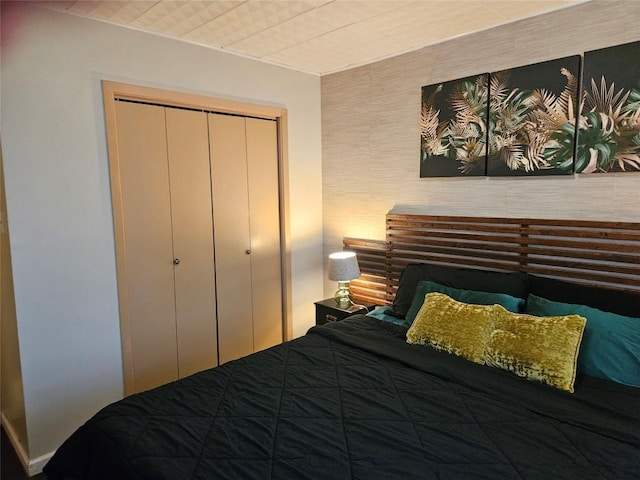bedroom featuring a closet