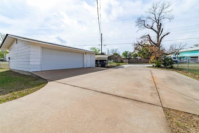 658 Golden Beach Dr, Buchanan Dam, TX 78609 - detached garage featuring fence