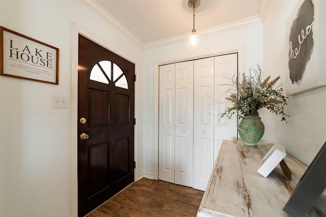 658 Golden Beach Dr, Buchanan Dam, TX 78609 - foyer entrance featuring crown molding and dark wood-type flooring