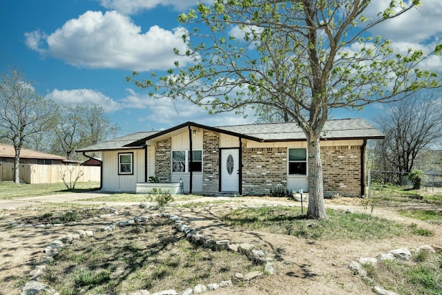 818 Kimbro St, Taylor, TX 76574 - mid-century home featuring brick siding