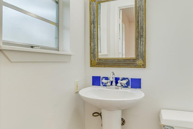 100 E Lisa Dr, Austin, TX 78752 - bathroom featuring toilet and a sink