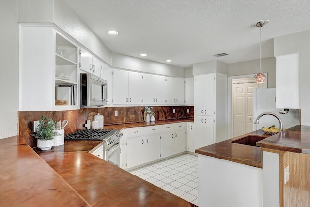 591 Young Ranch Rd, Georgetown, TX 78633 - kitchen featuring stainless steel appliances, a sink, dark countertops, decorative backsplash, and recessed lighting